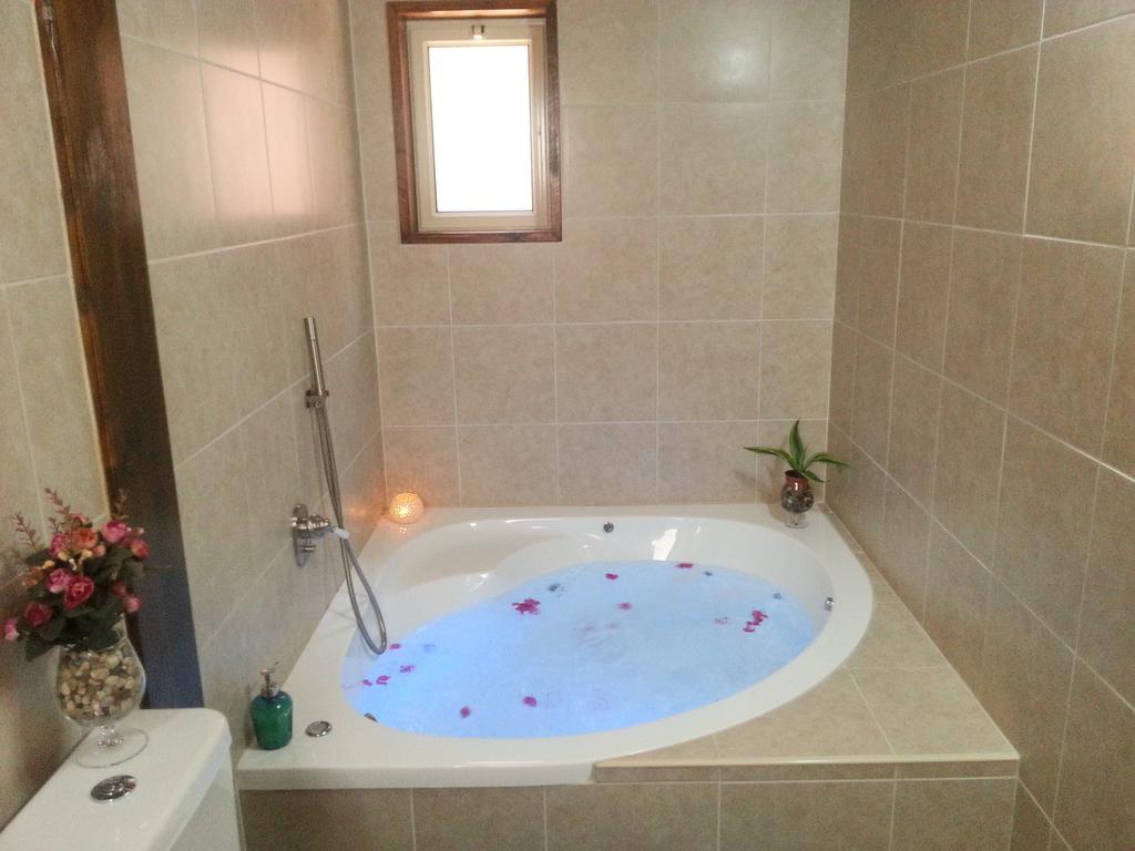 Dead Sea Dawn Neot HaKikar Room photo